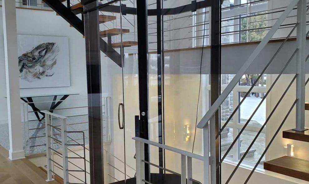 豪华住宅中黑色装饰的八角形玻璃正规购彩平台